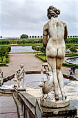 San Pietroburgo - Reggia di Peterhof, statua della cascata della Collina Dorata.